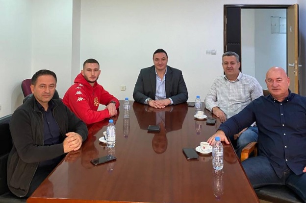 cestitki za bronzeniot medalist od mladinskoto sp vo italija ministerot borko ristovski go preceka karatistot stefan stojanovikj image k4e1