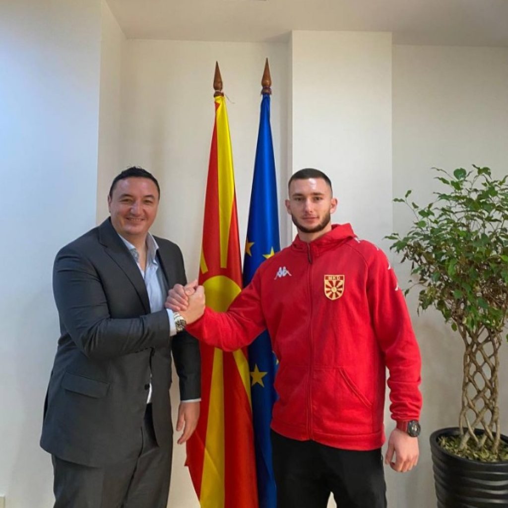 cestitki za bronzeniot medalist od mladinskoto sp vo italija ministerot borko ristovski go preceka karatistot stefan stojanovikj image tydi